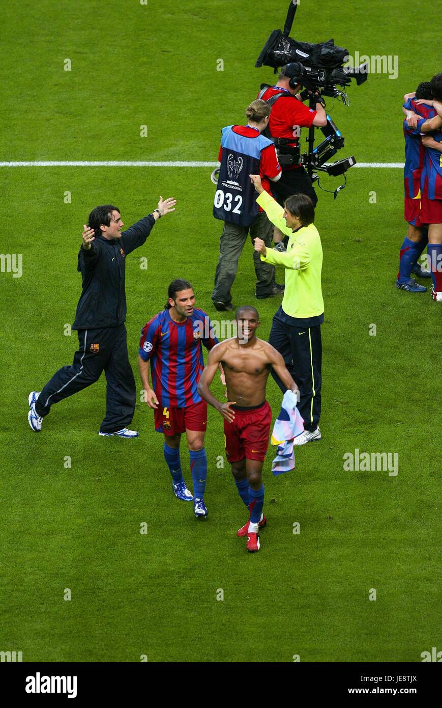 SAMUEL ETO'O & RAFAEL MARQUEZ FC BARCELONE ARSENAL V STADE DE FRANCE PARIS FRANCE 17 Mai 2006 Banque D'Images