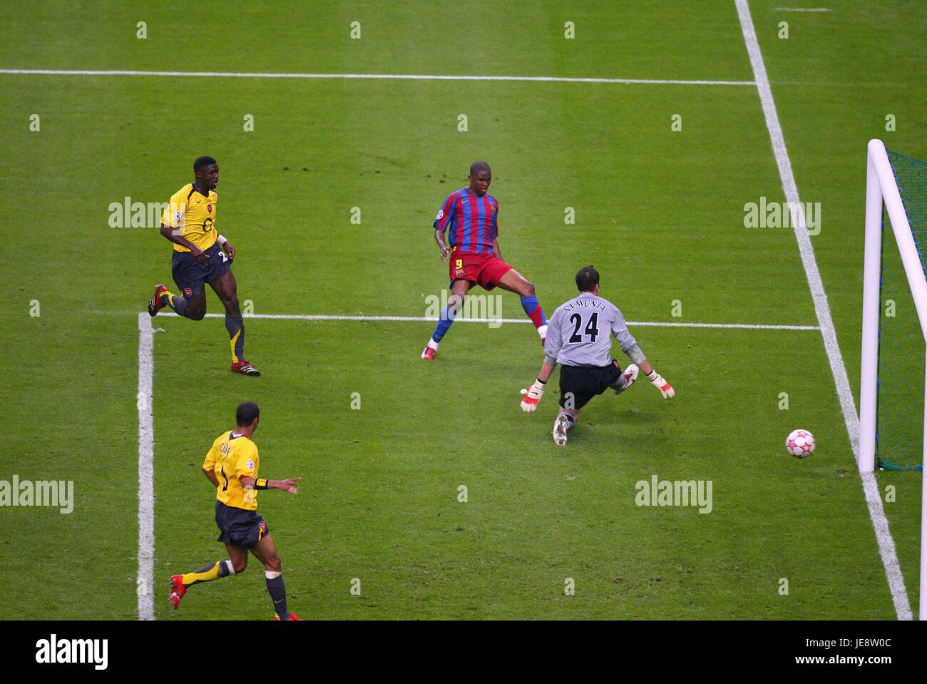 SAMUEL & ETOOI MANUEL ALMUNIA BARCELONE ARSENAL V STADE DE FRANCE PARIS FRANCE 17 Mai 2006 Banque D'Images