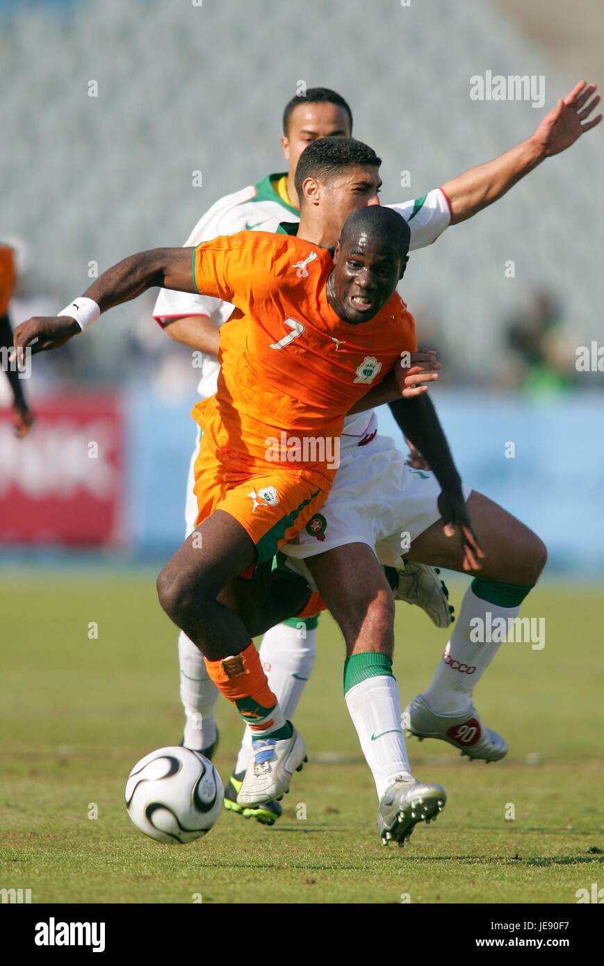 EMERSE FAE et YOUSSEF SAFRI MAROC V CÔTE D'IVOIRE STADE INTERNATIONAL DU CAIRE Le Caire Égypte 21 Janvier 2006 Banque D'Images