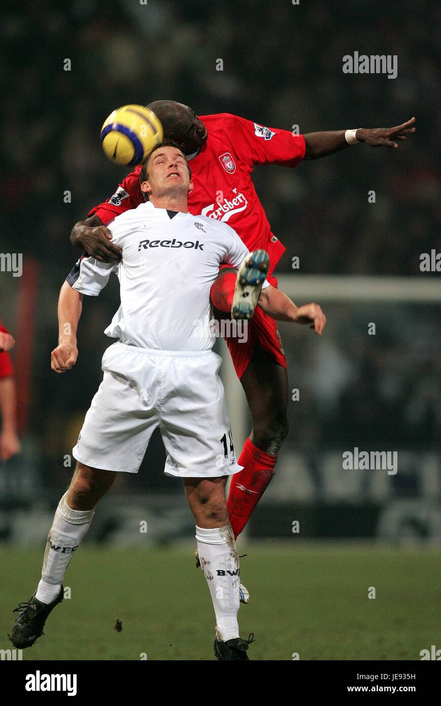 MOMO SISSOKO & KEVIN DAVIES BOLTON V LIVERPOOL STADE REEBOK BOLTON ANGLETERRE 02 Janvier 2006 Banque D'Images