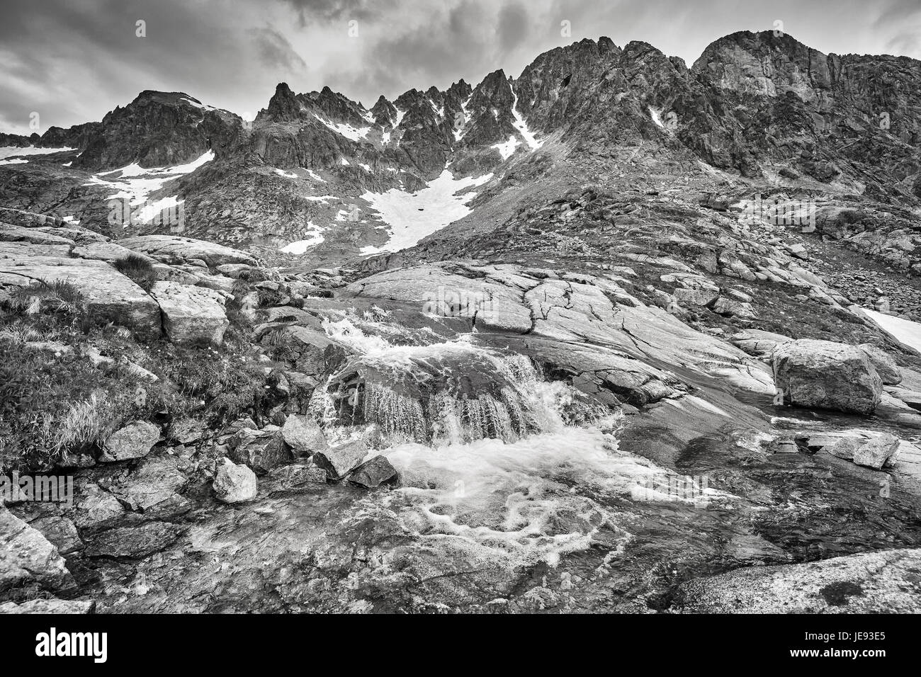 Image noir et blanc d'un ruisseau en Hautes Tatras, en Slovaquie. Banque D'Images