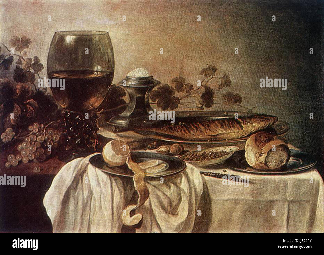 Le « Breakfast Pieter Claesz » est une peinture néerlandaise du XVIIe siècle représentant une variété de natures mortes soigneusement agencée de nourriture et d'objets comme un verre de vin, du pain et une assiette d'argent. Il illustre le genre vanitas, où la nature fugace de la vie et l'inévitabilité de la mort se reflètent dans les objets de tous les jours. Claesz. était connu pour son attention aux détails et l'utilisation de la lumière pour créer de la profondeur dans ses œuvres. Banque D'Images