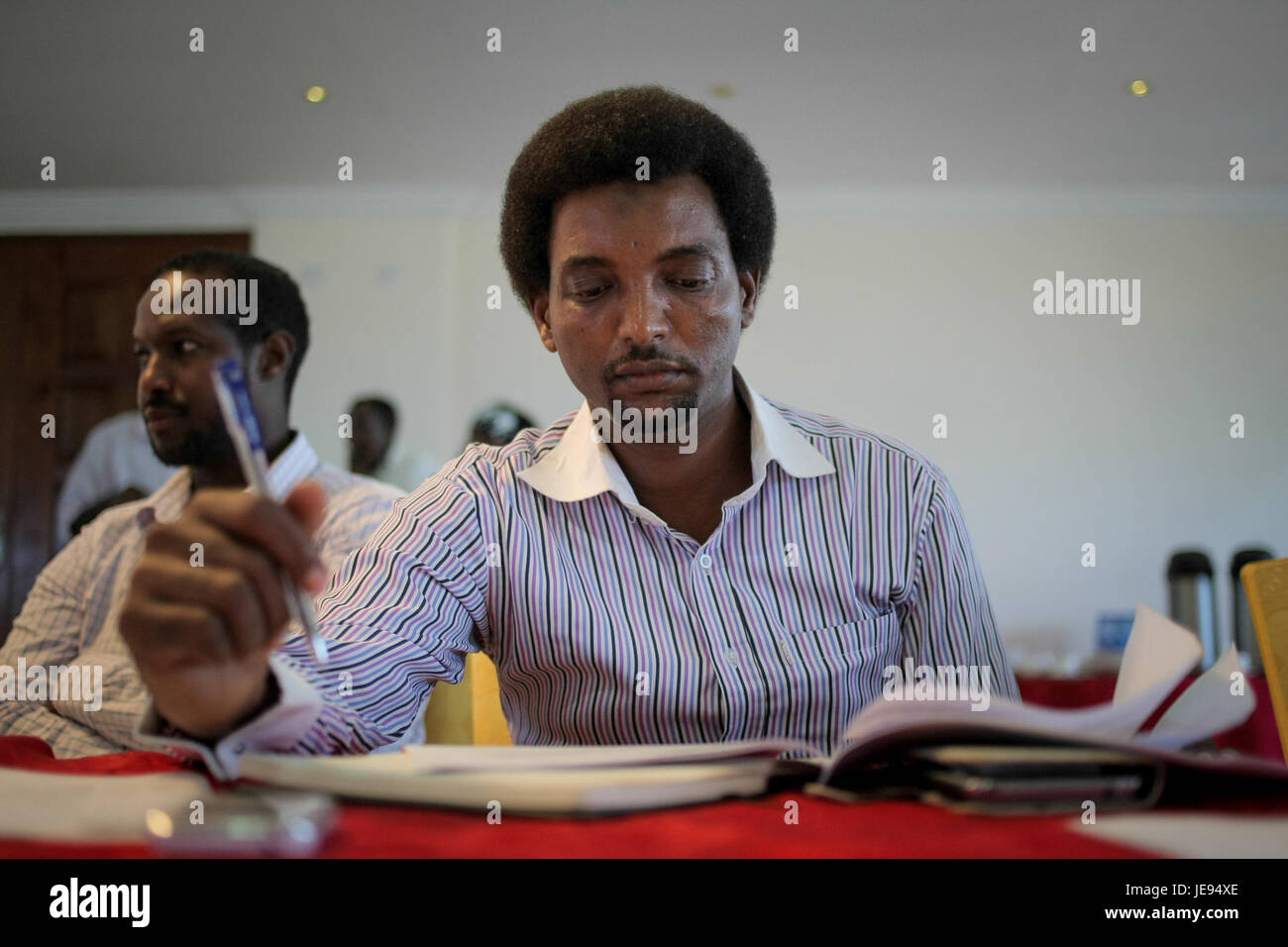 Le 9 octobre 2013, une consultation sur le droit des médias a eu lieu pour discuter de questions liées à la réglementation des médias, à la liberté de la presse et à l’éthique du journalisme, avec la participation d’experts de divers secteurs. Banque D'Images