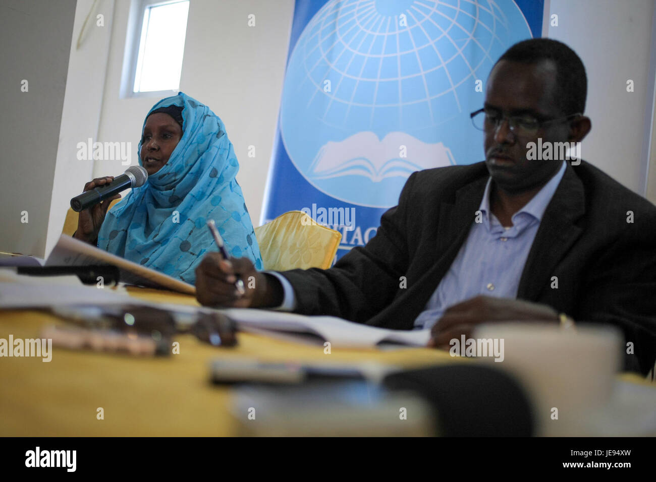 Une consultation sur le droit des médias tenue le 9 octobre 2013, au cours de laquelle des experts se sont réunis pour discuter de questions relatives à la réglementation des médias, à la liberté de la presse et à des questions juridiques touchant les journalistes. La session visait à améliorer le paysage médiatique. Banque D'Images