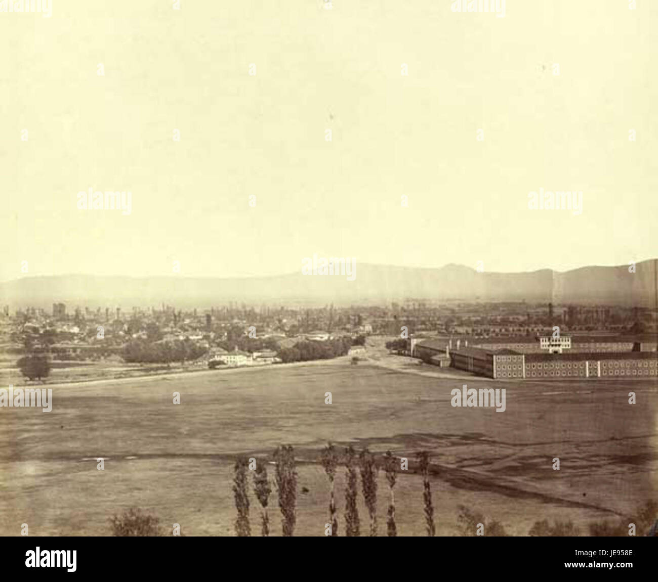 Bitola est une ville de Macédoine du Nord, connue pour sa riche histoire culturelle et ses bâtiments historiques. Cette photographie de 1863 montre l’évolution du paysage urbain et de l’architecture historique de la ville à la fin de la période ottomane. Banque D'Images