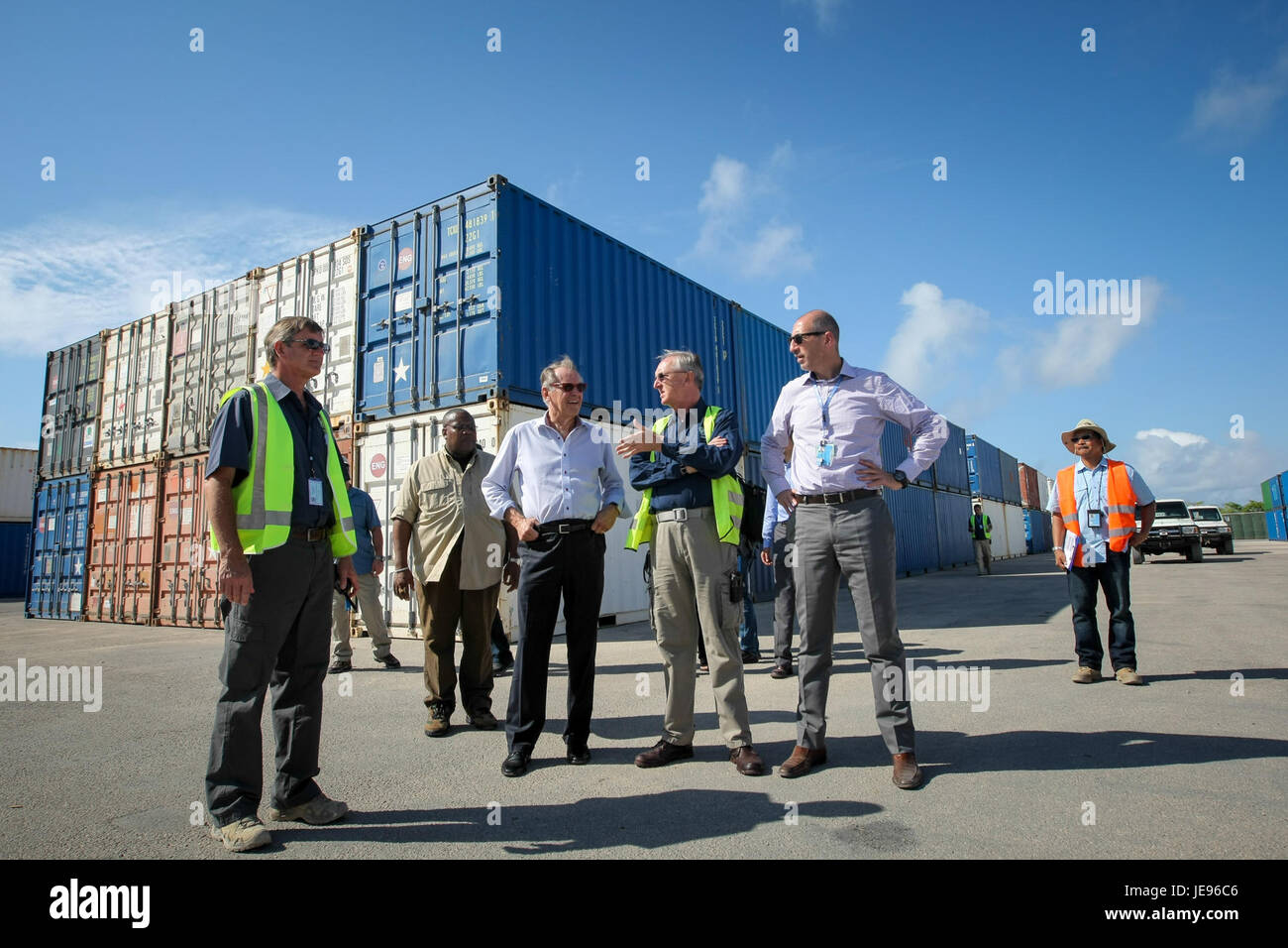 Cette photographie, prise le 27 octobre 2013, montre une visite de DSG Eliasson. Le contexte de la visite, le lieu et l'événement spécifique ne sont pas précisés dans le titre. Toutefois, il s'agit probablement d'un événement officiel ou important impliquant le DSG Eliasson. Banque D'Images