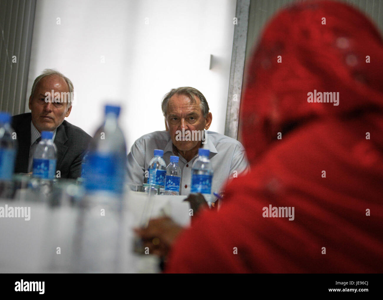 Une photographie prise le 27 octobre 2013, montrant la visite du DSG Eliasson, probablement une personnalité diplomatique ou politique, capturant un moment officiel lors d’une visite dans une institution ou un lieu. Banque D'Images