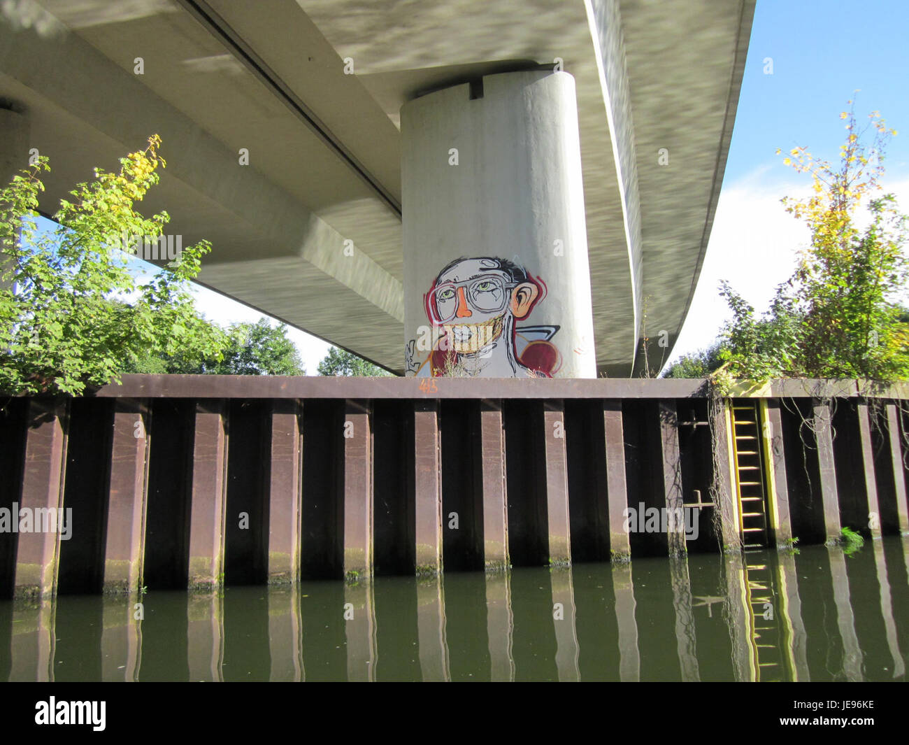 Une photographie prise le 30 septembre 2012, montrant la région de Saarbrücken le long de la Sarre en Allemagne, mettant en valeur son paysage naturel et ses éléments urbains. Banque D'Images
