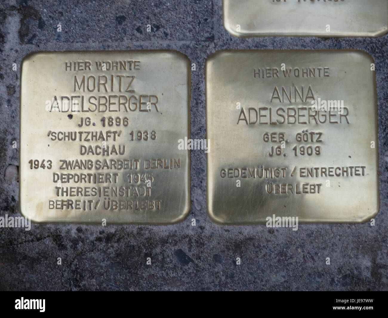 Cette image, prise le 7 novembre 2013, montre un mémorial de Stolpersteine à Hockenheim, en Allemagne. Stolpersteine sont de petits monuments commémoratifs placés sur les trottoirs pour honorer les victimes de l'Holocauste. Banque D'Images