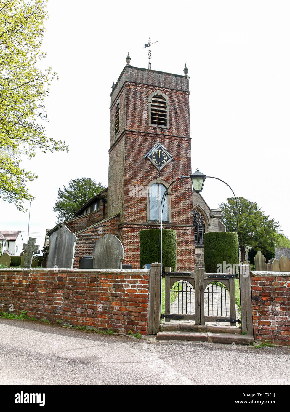 L'église Saint Pierre dans le village de Swettenham, Cheshire England UK Banque D'Images