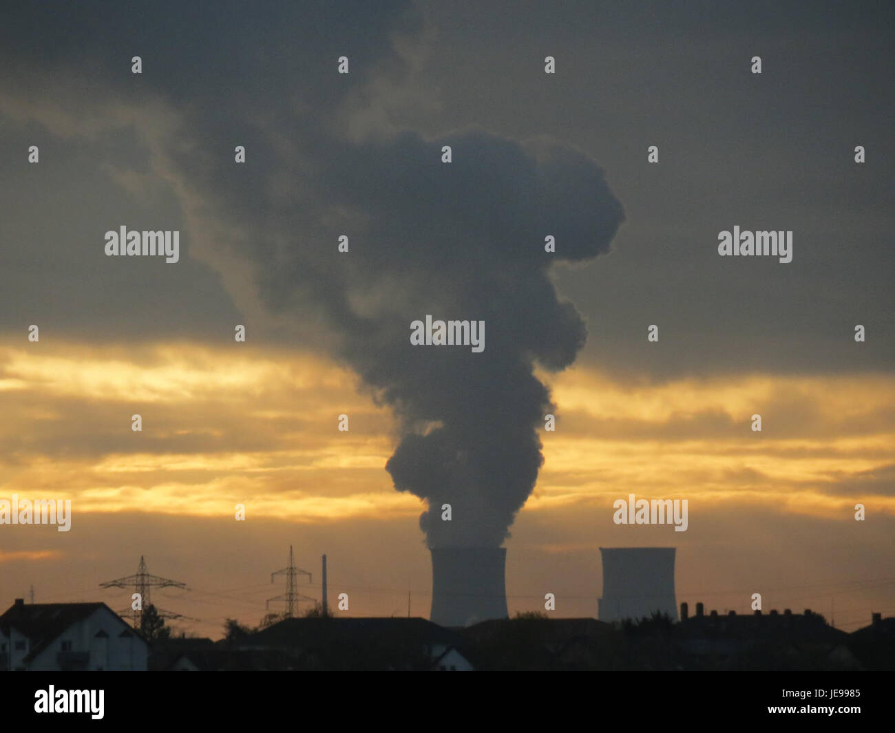 Photographie prise le 30 novembre 2013, capturant la soirée (Abend) à Neulussheim, Allemagne, représentant l'atmosphère locale et l'éclairage au crépuscule. Banque D'Images