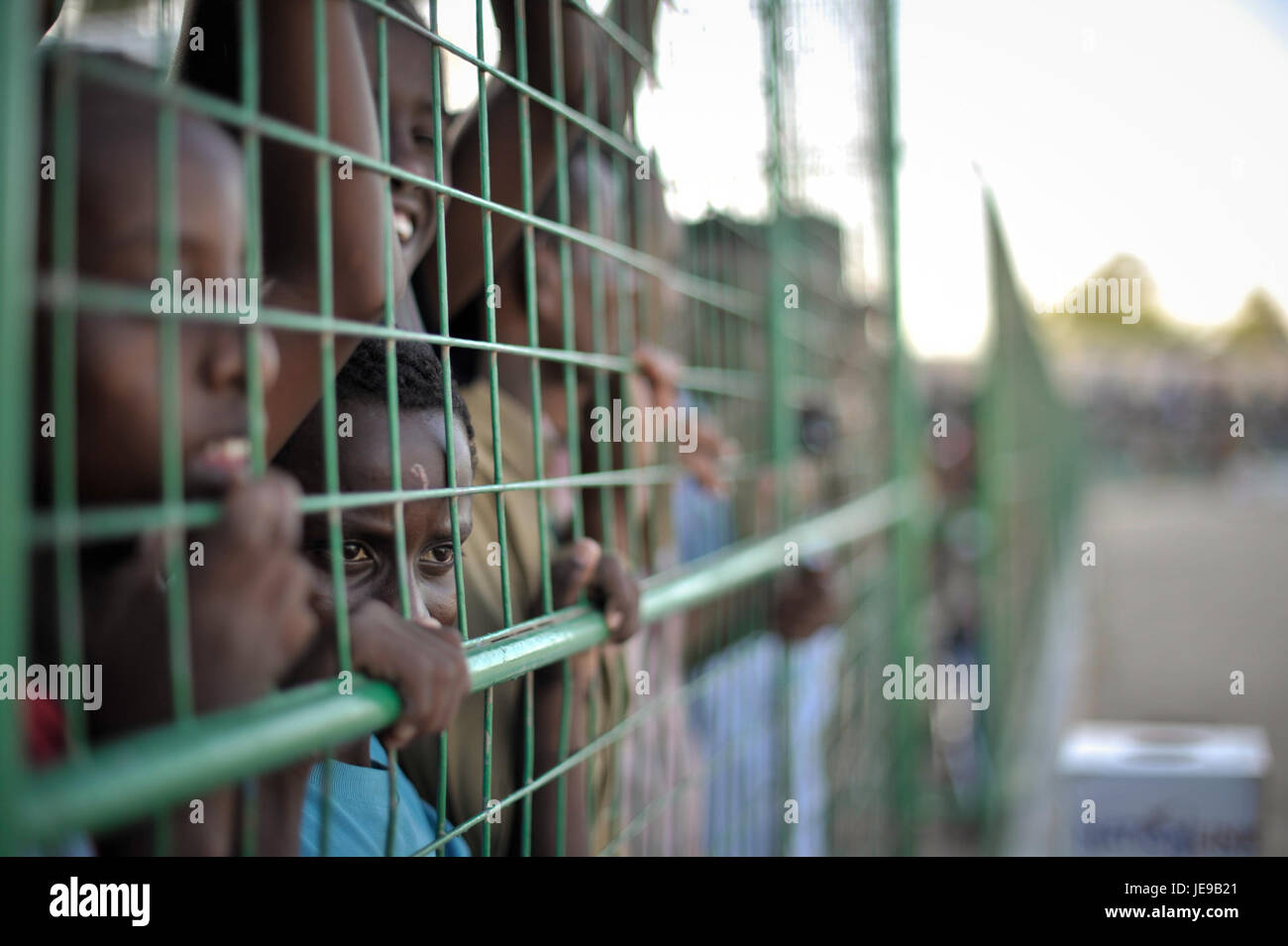 Cette photographie capture un match de football à Mogadiscio, en Somalie, le 31 janvier 2014, présentant un événement sportif dans la ville et reflétant le rôle du football dans la culture somalienne. Banque D'Images