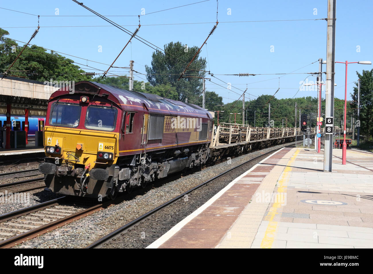 Le train de marchandises transportant des ingénieurs à Lancaster sur le rail jusqu'fast line remorqué par un diesel de la classe 66 exploité par DB Cargo mais toujours dans l'EWS Livery. Banque D'Images