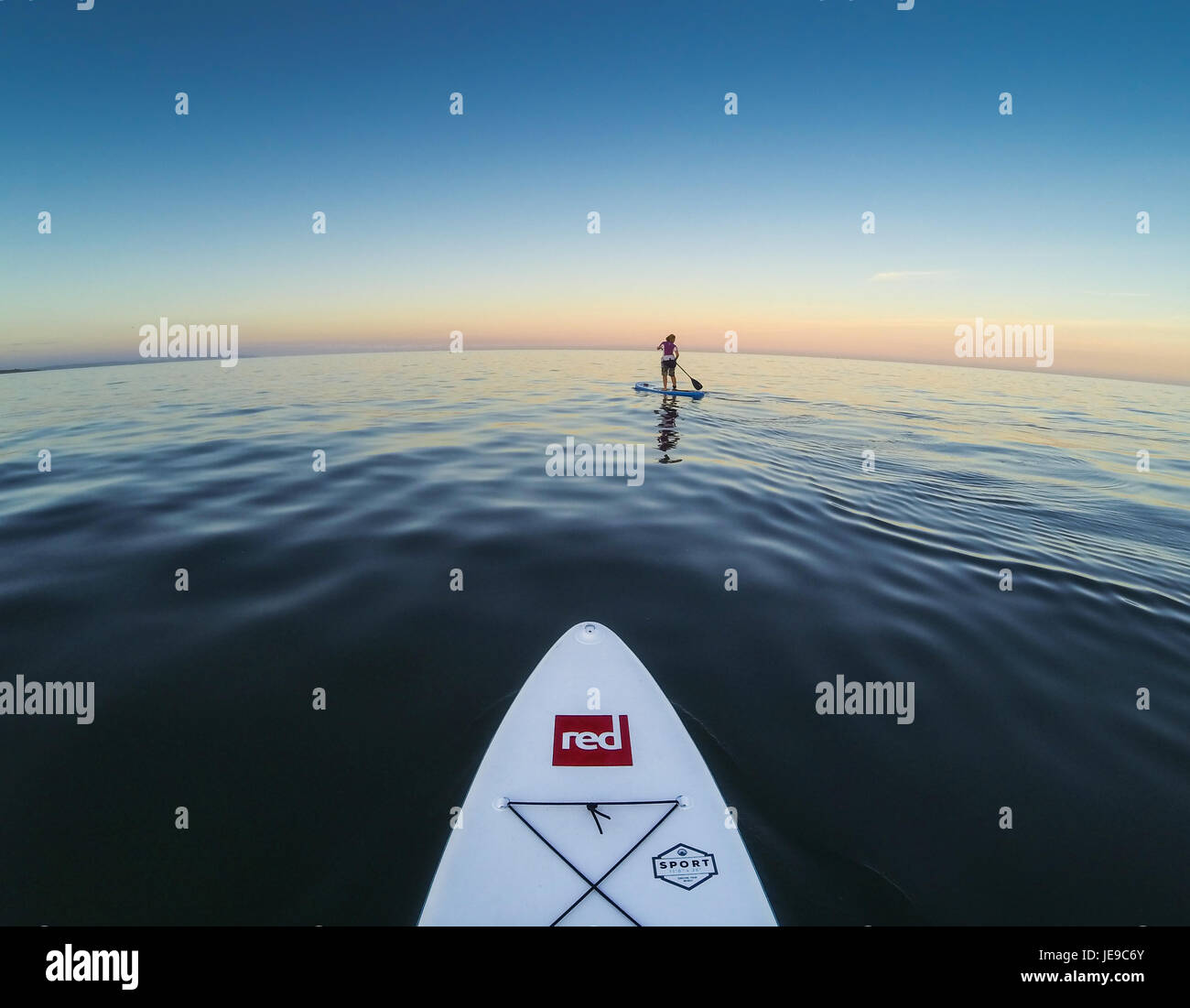 Point de vue photo de mon stand up paddle board à partir d'une palette au coucher du soleil Banque D'Images