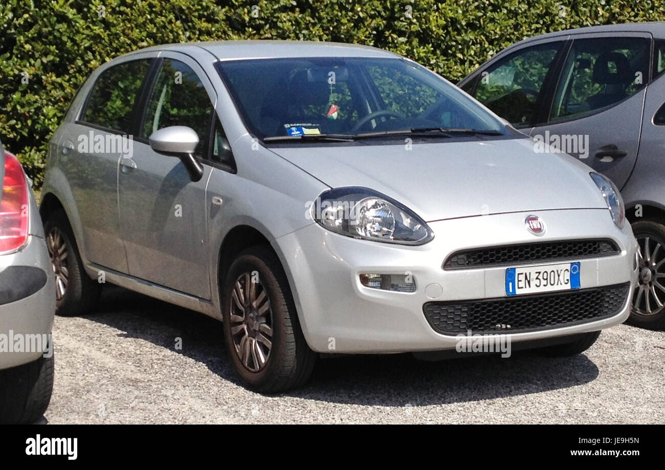 Une image d'un modèle 2013 Fiat Punto 1,4 Natural Power 5 portes, mettant en valeur son design écologique avec une puissance au gaz naturel et des caractéristiques urbaines compactes. Banque D'Images