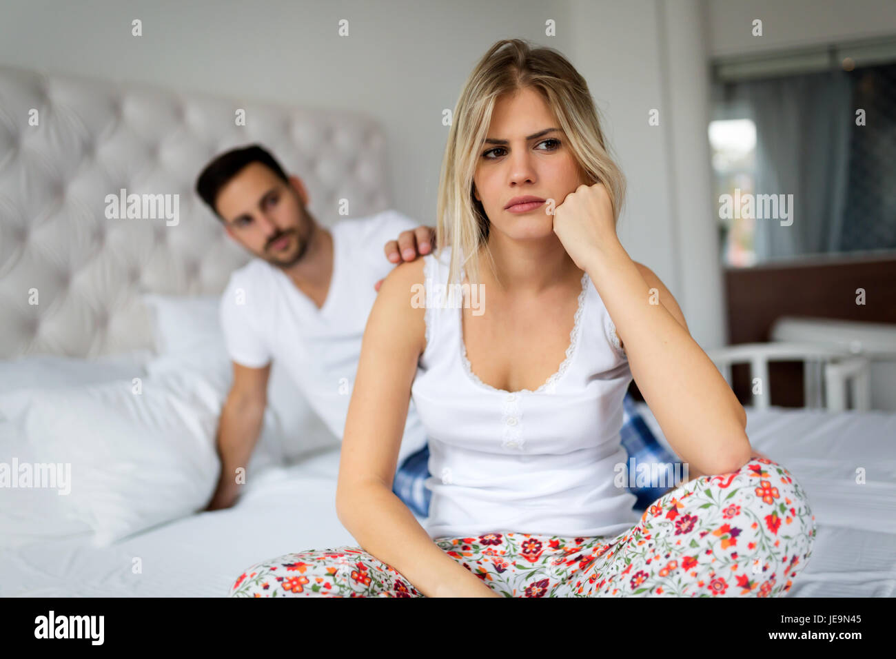 Young couple in bed ayant des problèmes et des crises Banque D'Images
