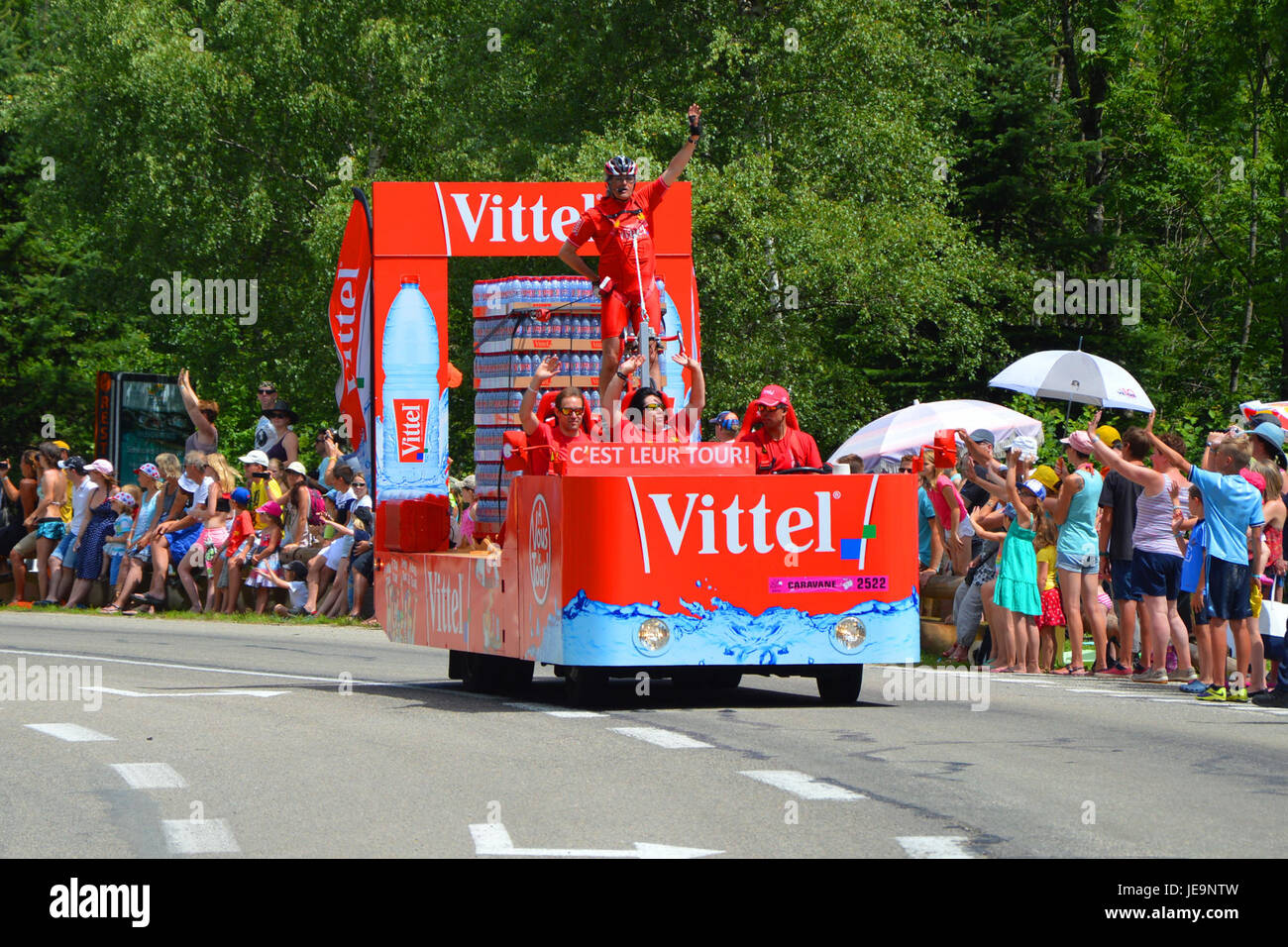 Une image du Tour de France 2014, mettant en vedette la caravane Vittel, qui fait partie des véhicules promotionnels de la course, mettant en avant l'ambiance festive et le sponsoring de l'événement. Banque D'Images