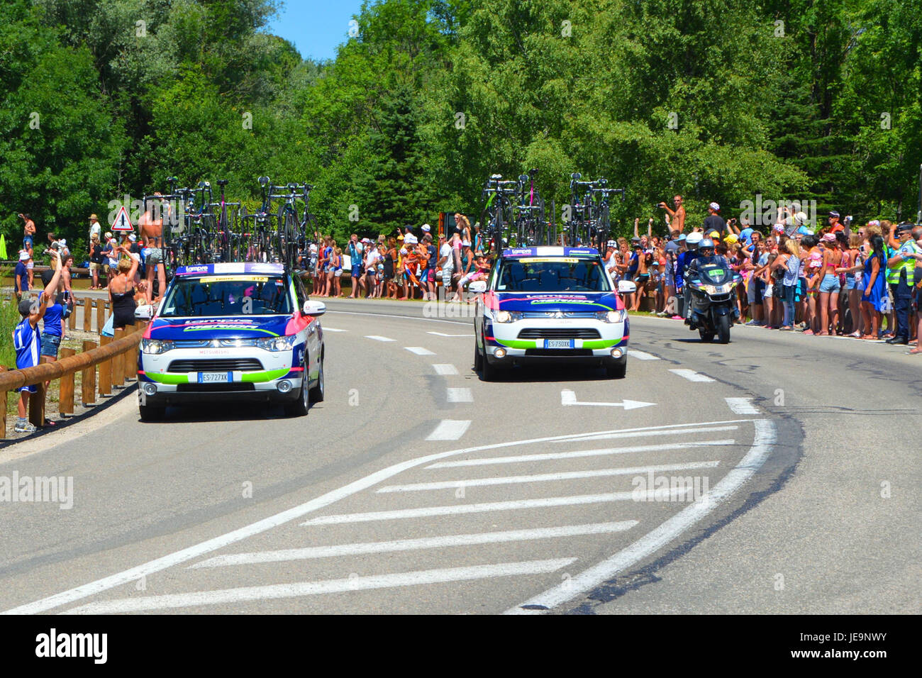 Lors du Tour de France 2014, une voiture du Team Lampre-Merida, modèle Mitsubishi, est vue suivre la course cycliste. Cette image est disponible gratuitement et montre la voiture qui soutient l'équipe pendant la course. Banque D'Images