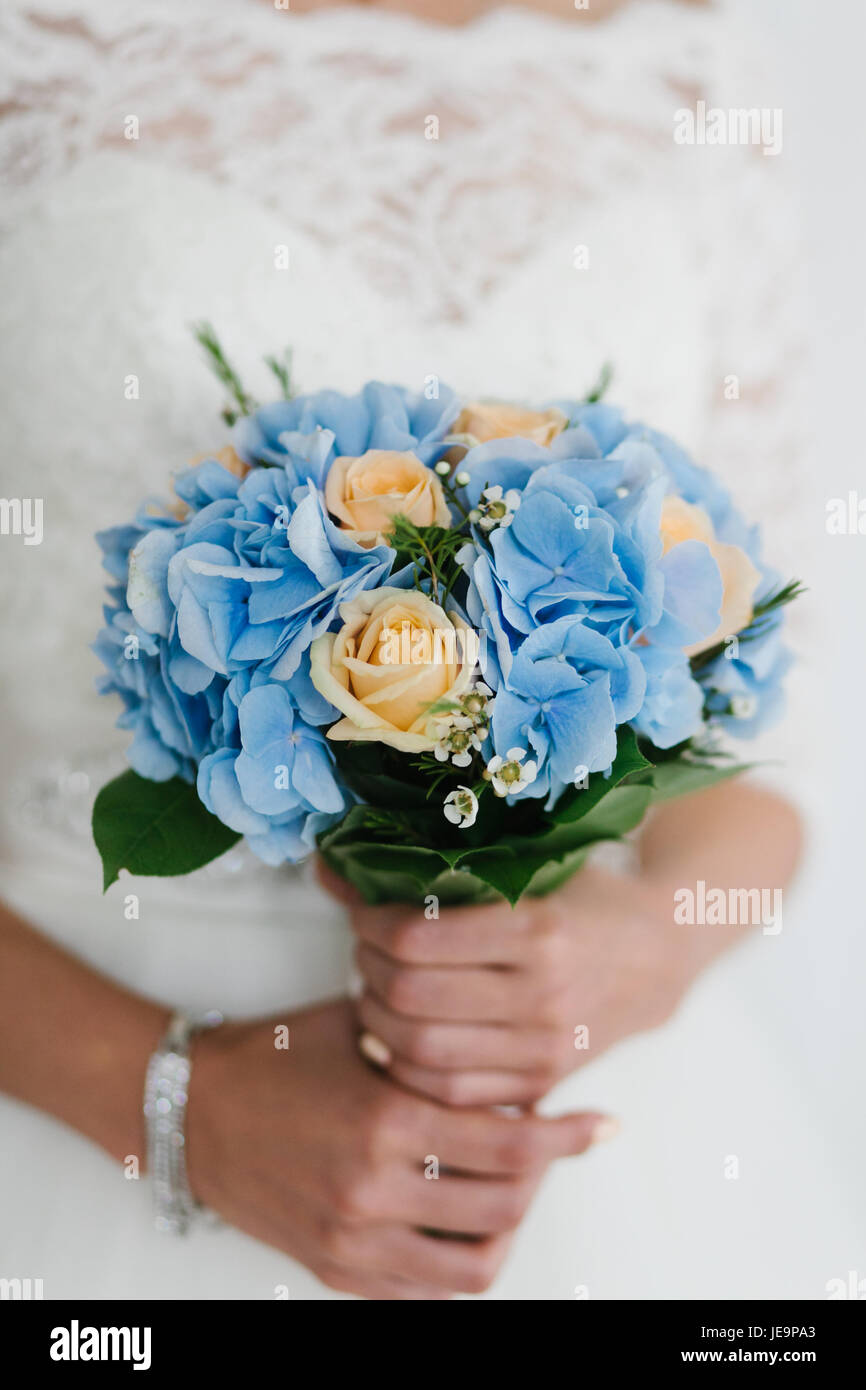 Beau bleu et jaune des fleurs bouquet de mariage. Mariée avec mariage bouquet, gros plan Banque D'Images