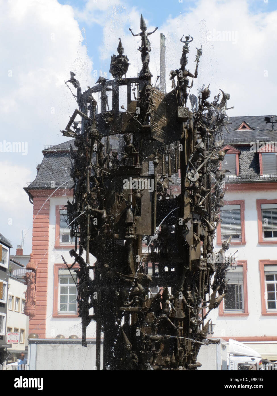 Fastnachtsbrunnen à Mayence est une fontaine commémorant les traditions du carnaval de la ville, avec des sculptures représentant des personnages et des scènes du folklore local et des festivités. Banque D'Images