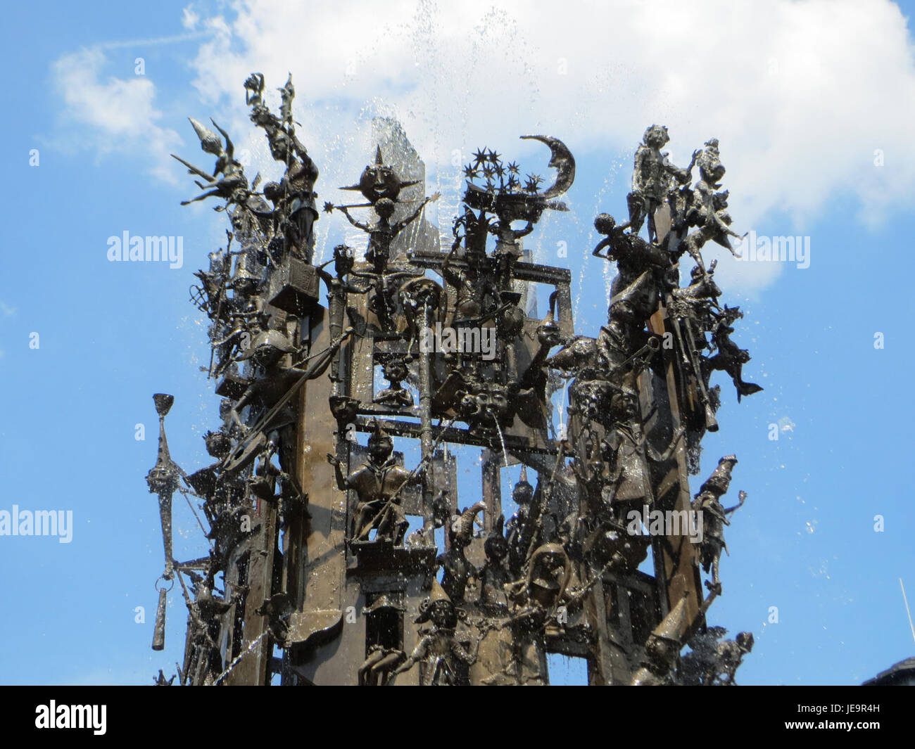 Le Fastnachtsbrunnen à Mayence est une fontaine publique située dans le centre-ville. Il est connu pour son lien avec le festival Fastnacht, une célébration traditionnelle du carnaval à Mayence. La fontaine présente diverses sculptures et décorations symboliques qui représentent l'histoire et l'importance culturelle du festival. Banque D'Images