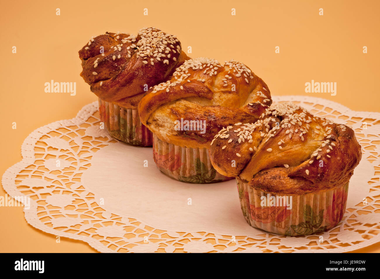 Trois Petits Gateaux A La Cannelle Et Les Graines De Sesame Sur Une Serviette De Table En Dentelle Photo Stock Alamy