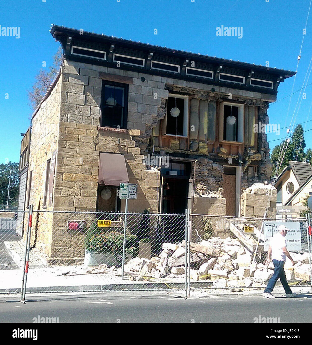 Cette image montre le bâtiment Sam Kee Laundry, endommagé par le tremblement de terre de South Napa en 2014. La photographie met en évidence les dommages structurels causés par l’événement sismique. Banque D'Images