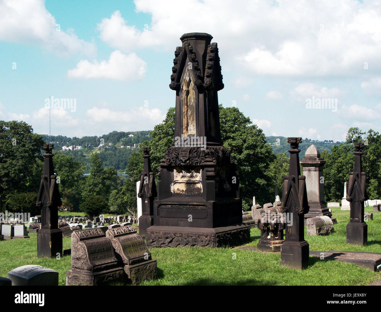 Le cimetière d'Allegheny à Pittsburgh, Pennsylvanie, est un cimetière historique créé en 1844, avec une variété de tombes notables, y compris celles de personnalités locales influentes. Il est reconnu pour son importance culturelle et son architecture historique. Banque D'Images