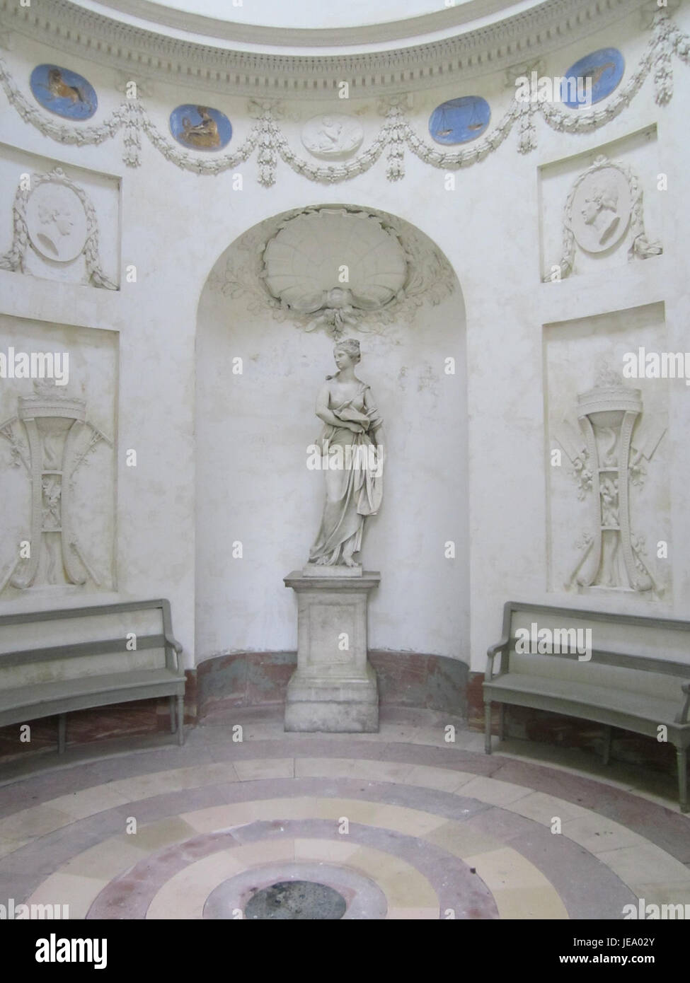 Le Temple Botanik de Schwetzingen est un jardin botanique historique en Allemagne. La photo met en valeur son architecture classique et sa collection de plantes soigneusement organisée, qui contribue au patrimoine botanique de la région. Banque D'Images