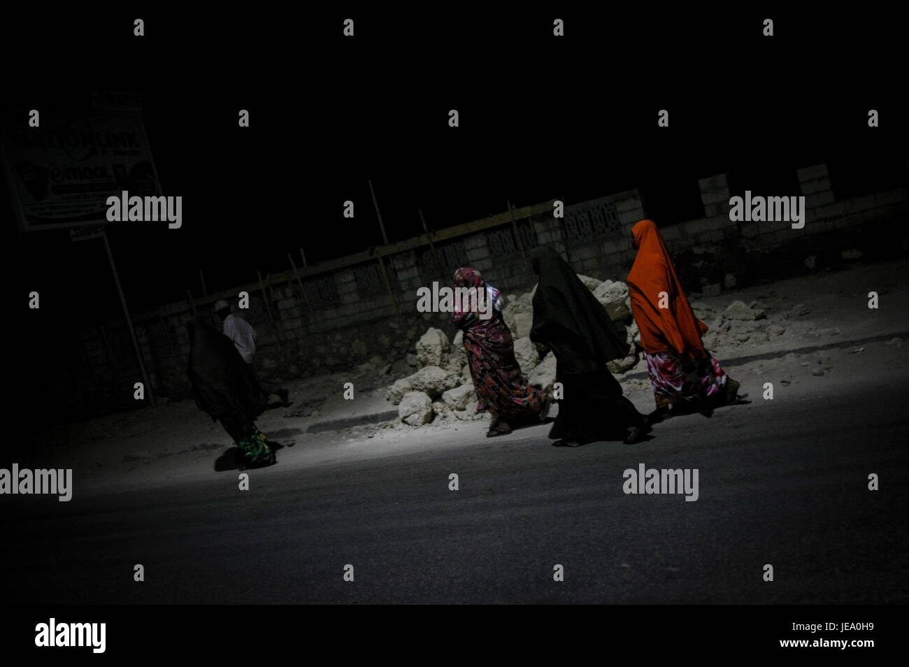 Cette image représente une opération de patrouille de nuit menée par l'unité de police fédérale (FPU), mettant en évidence les activités de sécurité et de surveillance menées pendant les opérations nocturnes. Banque D'Images