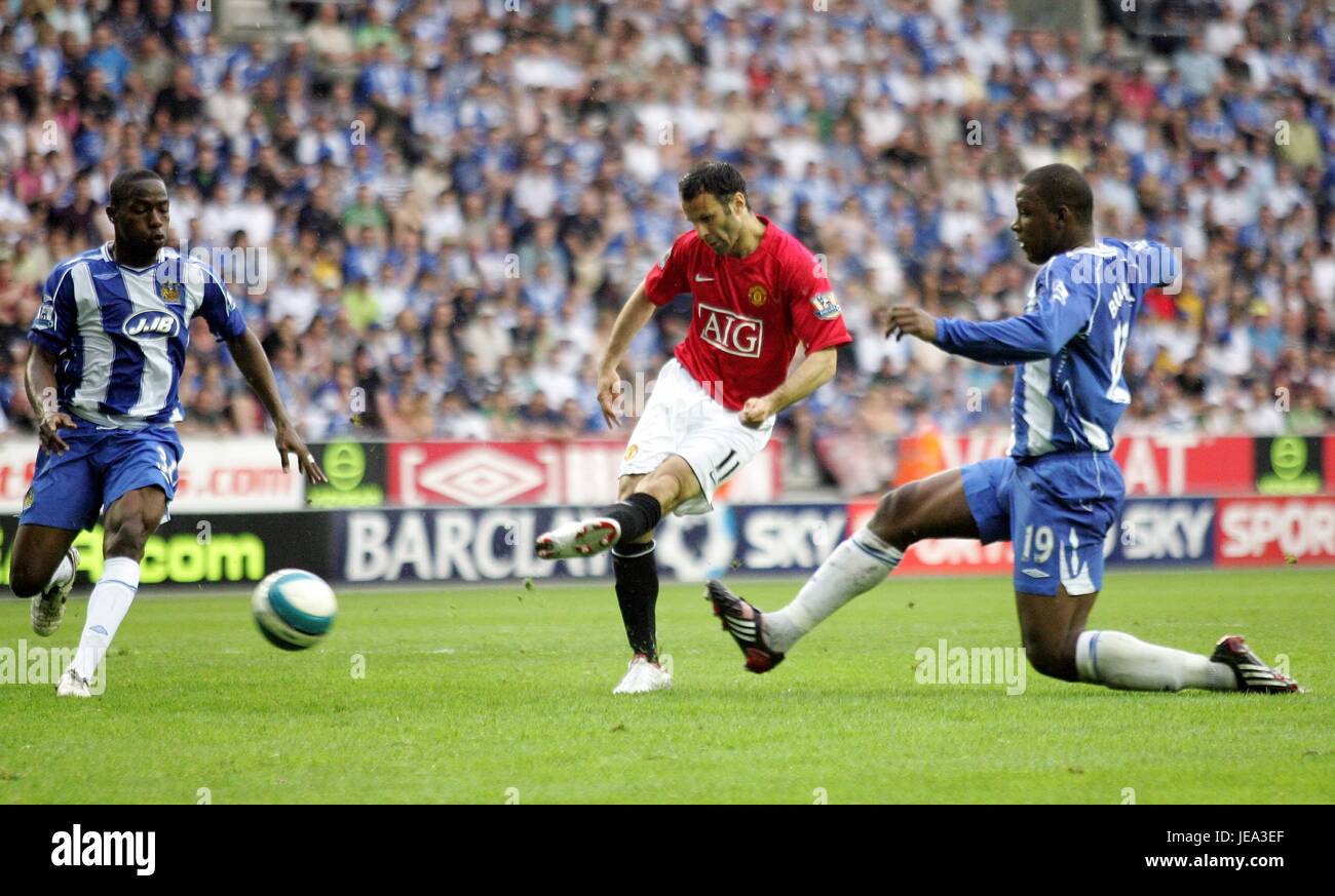 RYAN GIGGS SCORES POUR MAN UTD V HULL HULL KC Stadium de Cardiff Angleterre 01 Décembre 2007 Banque D'Images