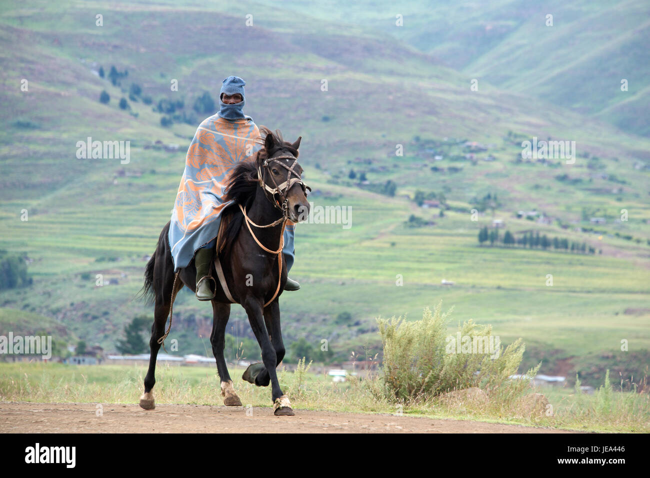 Porter des vêtements traditionnels des agriculteurs cheval équitation District Lesotho Thaba-Tseka Afrique Australe Banque D'Images