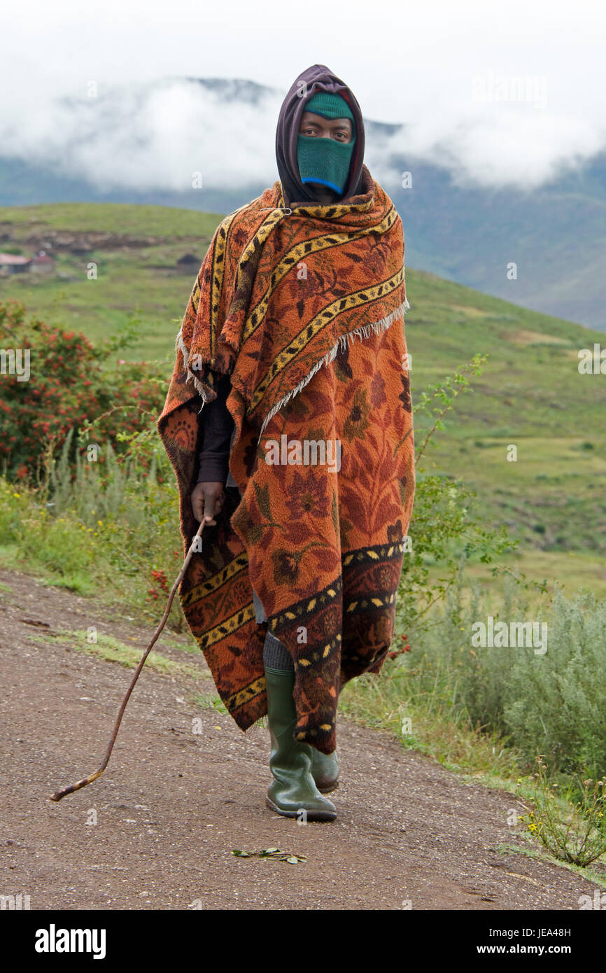 Shepherd enveloppé dans le district de Lesotho Thaba-Tseka couverture Afrique Australe Banque D'Images