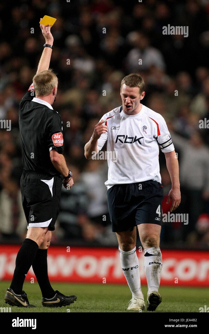 PETER WALTON BOOKS KEVIN NOLAN V MANCHESTER CITY BOLTON CITY OF MANCHESTER STADIUM Manchester en Angleterre 15 Décembre 2007 Banque D'Images