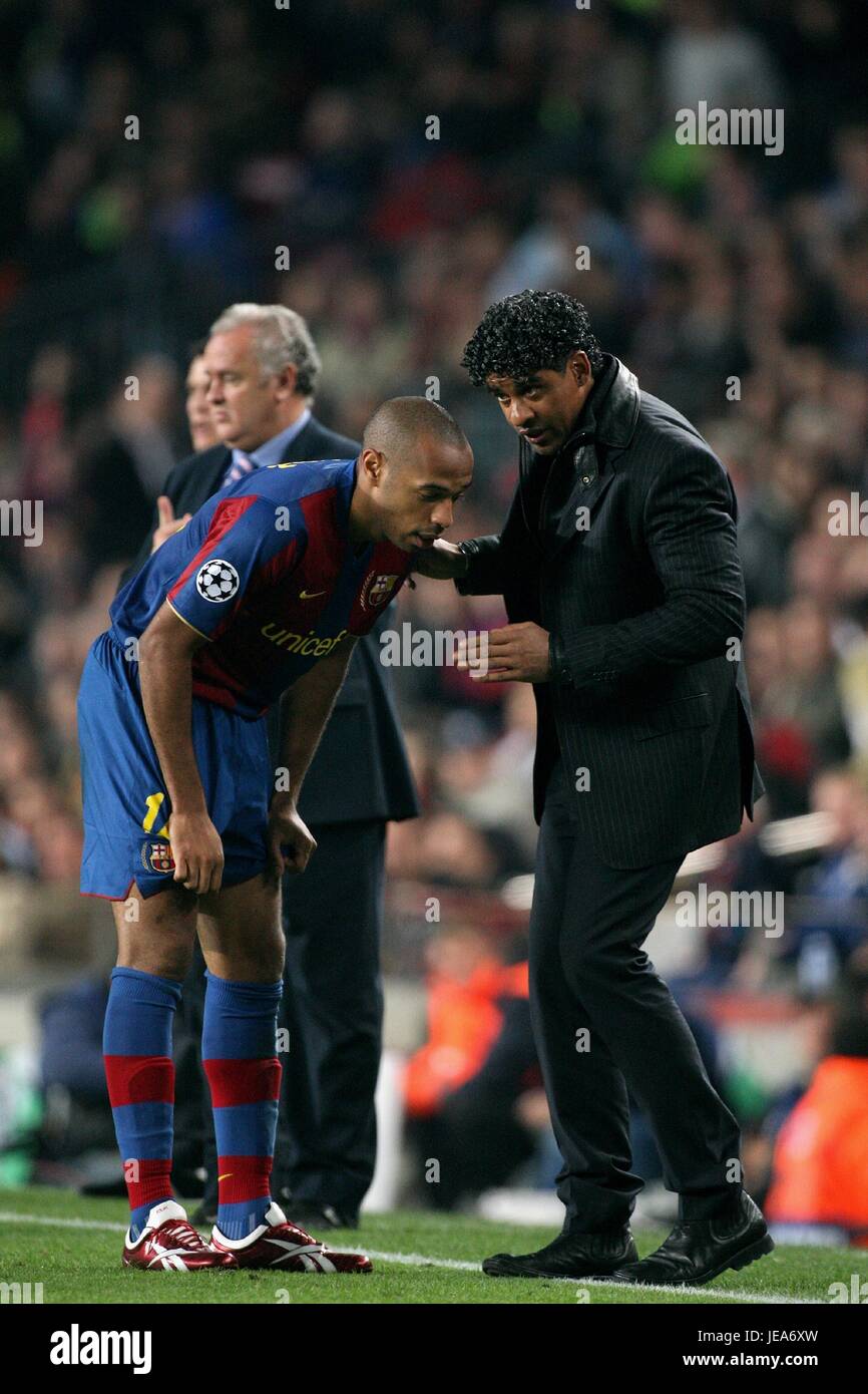 FRANK RIJKAARD & THIERRY HENRY L'ENTRAÎNEUR DU FC BARCELONE CAMP NOU BARCELONE ESPAGNE 07 Novembre 2007 Banque D'Images