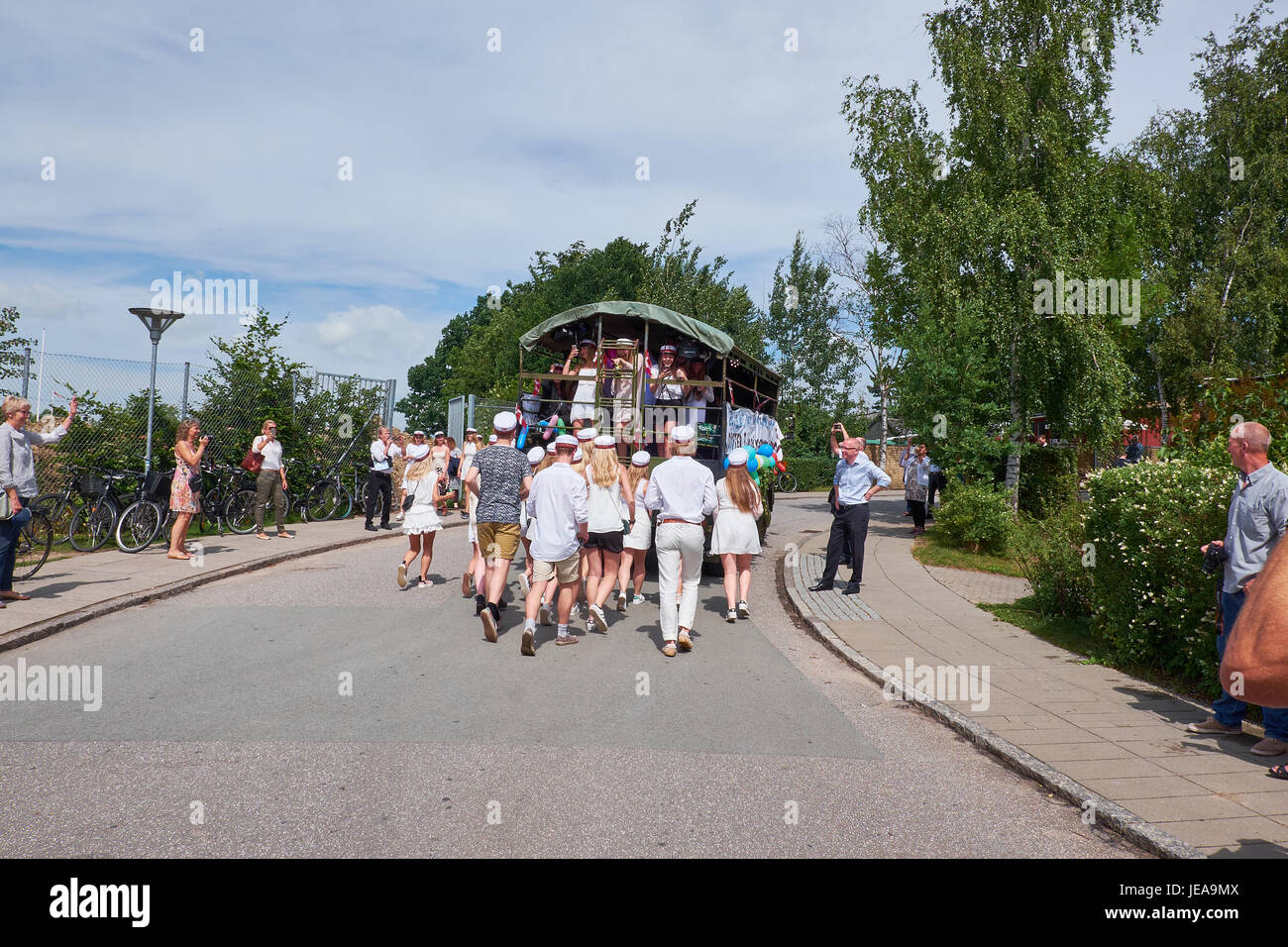 BIRKEROED, DANEMARK - 23 juin 2016 : journée traditionnelle au Danemark lorsque tous les diplômés du secondaire auront reçu leurs diplômes et puis passer par des camions à visiter e Banque D'Images