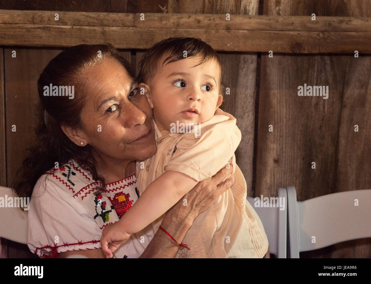 Grand-mère mexicaine en vêtements traditionnels holding baby petit-enfant Banque D'Images