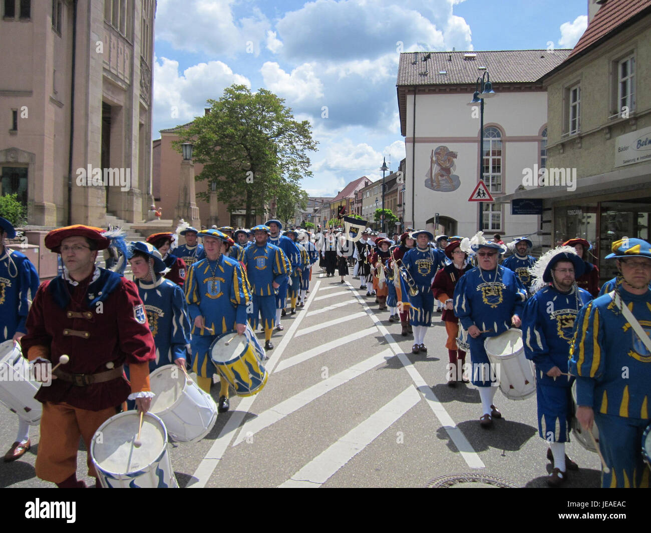 L'image représente le marché médiéval (Mittelaltermarkt) d'Ochinheim, présentant l'artisanat traditionnel, les costumes et les produits typiques des foires médiévales en Europe, reflétant le patrimoine culturel de la région. Banque D'Images