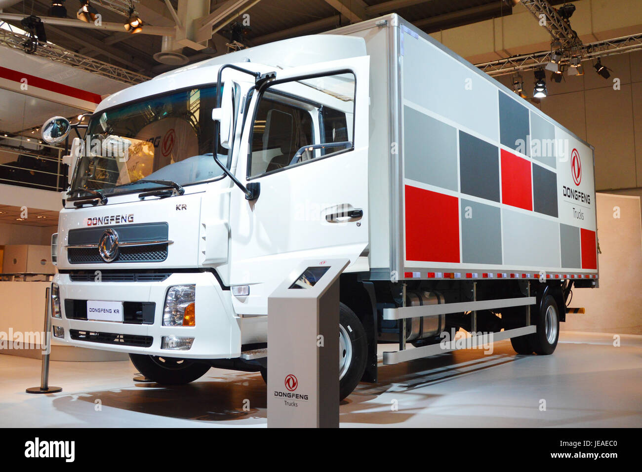 Le Dongfeng KR 2014, un modèle de véhicule de tourisme de Dongfeng Motor Corporation, a été conçu pour le marché mondial. Son design élégant et sa technologie avancée répondent aux besoins du consommateur automobile moderne. Le modèle reflète l'accent mis par Dongfeng à la fois sur le style et la fonctionnalité. Banque D'Images