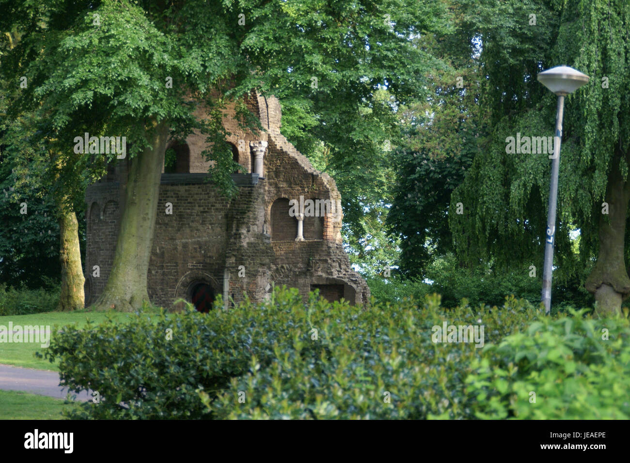 Photographie prise le 30 mai 2013, montrant les ruines du parc Valkhof, Nimègue, pays-Bas. Le site historique présente des vestiges de structures romaines et médiévales, offrant un aperçu de l'histoire ancienne et de l'importance archéologique de la région. Banque D'Images