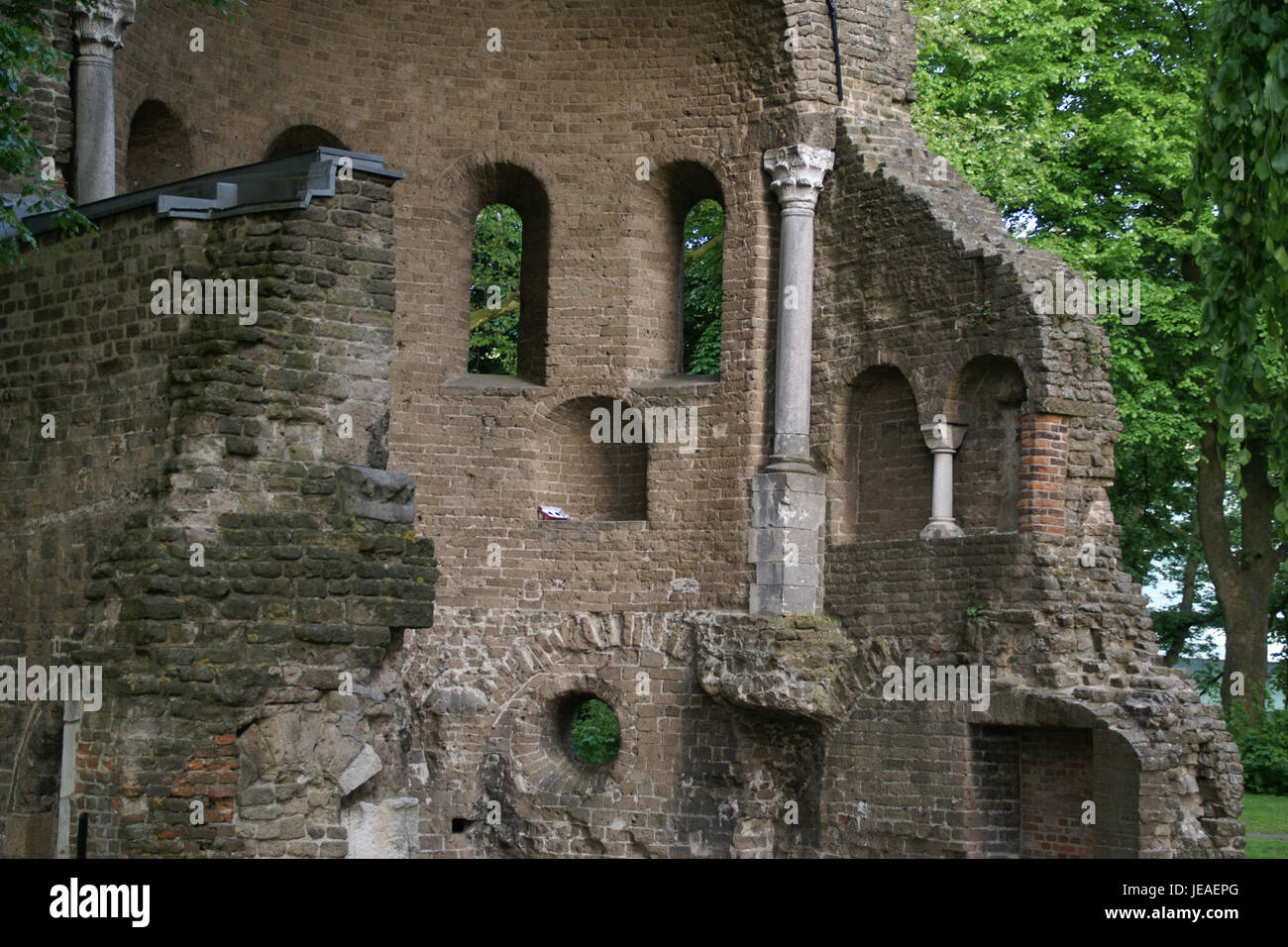 Une photo capturant les ruines du parc Valkhof à Nimègue, aux pays-Bas, montrant les vestiges de structures historiques de la période romaine. Cette image souligne le rôle du parc dans la préservation de l'histoire ancienne de Nimègue. Banque D'Images
