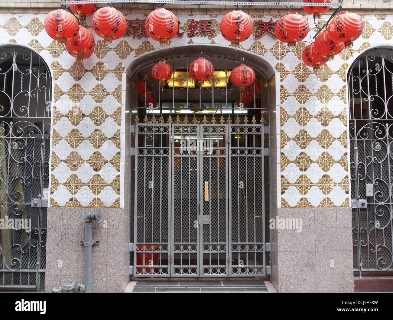 Cette photographie capture une scène de rue à Chinatown, San Francisco, Californie, le 14 octobre 2014. Il met en valeur la communauté dynamique et l'atmosphère culturelle unique de l'un des quartiers les plus historiques de la ville. Banque D'Images