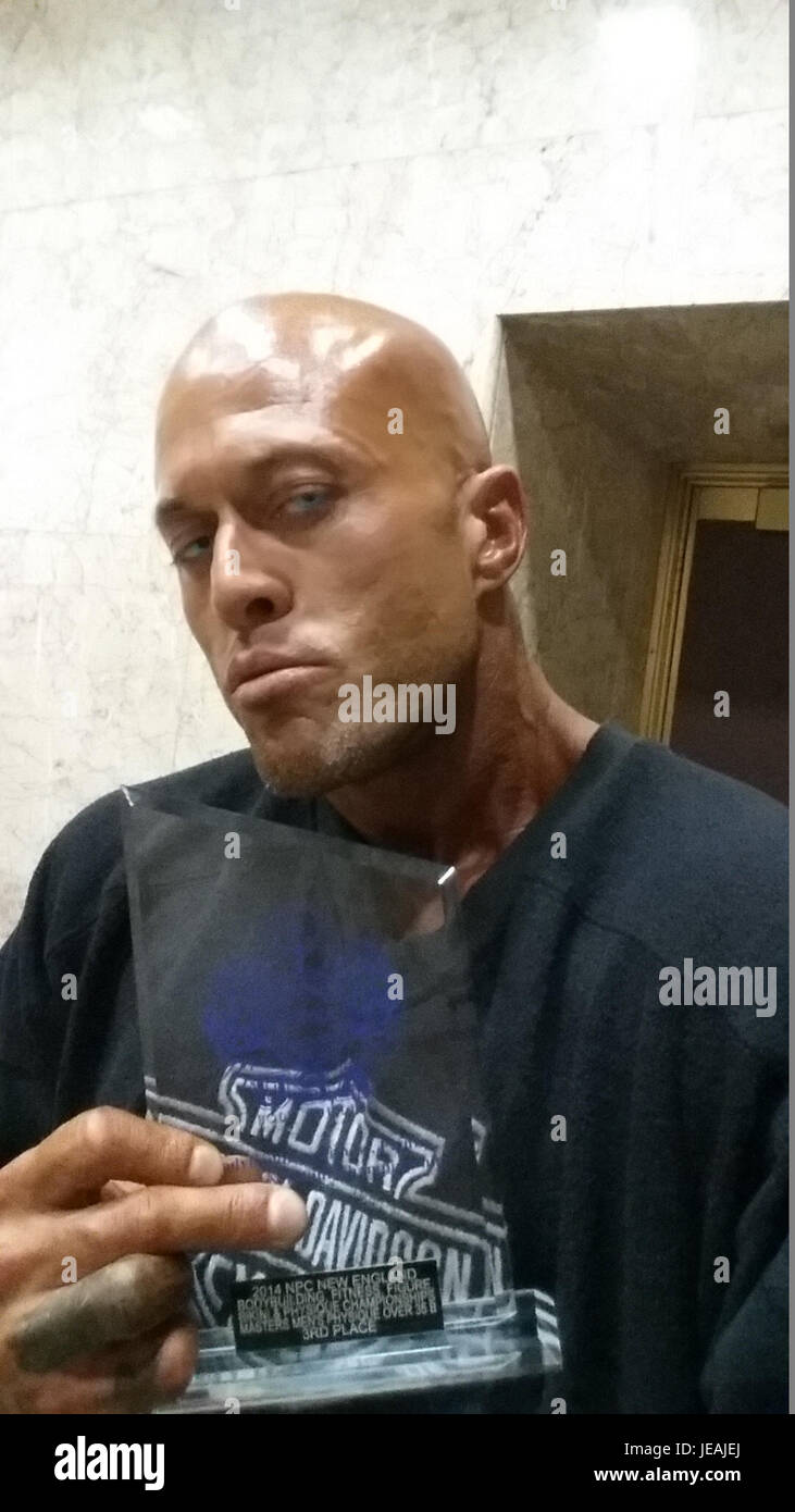 Cette image montre John Quinlan en compétition dans les championnats de la Nouvelle-Angleterre 2014, où il a obtenu la 3e place dans la catégorie Master physique masculin, mettant en valeur son physique et posant pendant l'événement. Banque D'Images Cette image montre John Quinlan en compétition dans les championnats de la Nouvelle-Angleterre 2014, où il a obtenu la 3e place dans la catégorie Master physique masculin, mettant en valeur son physique et posant pendant l'événement. Banque D'Images