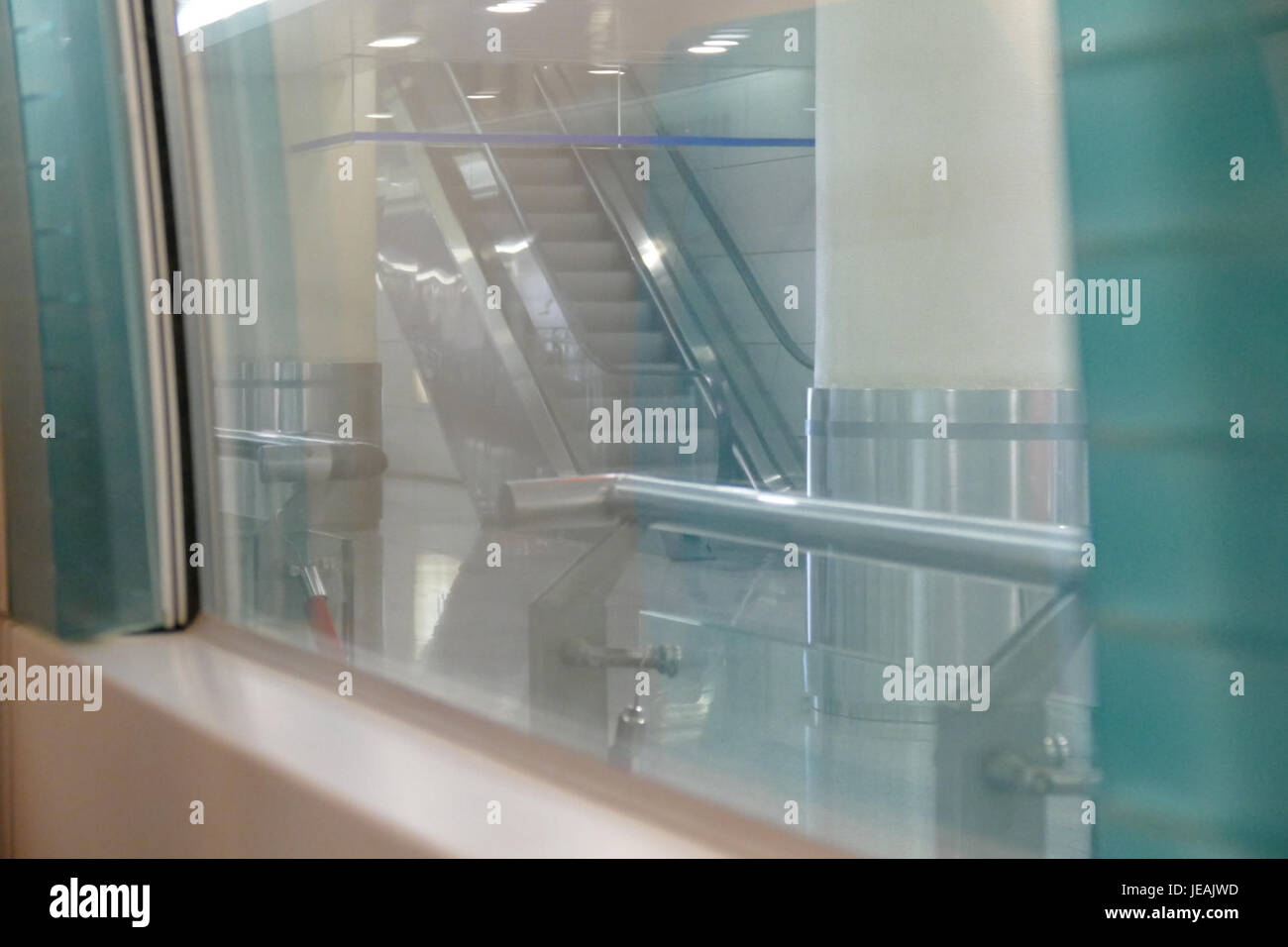 L'intérieur du train Maglev à l'aéroport international de Pudong, Shanghai, présente un système de transport moderne et efficace. Ce train à lévitation magnétique à grande vitesse offre une connexion rapide entre l'aéroport et le centre-ville de Shanghai, mettant en évidence la technologie de pointe dans les transports. Banque D'Images