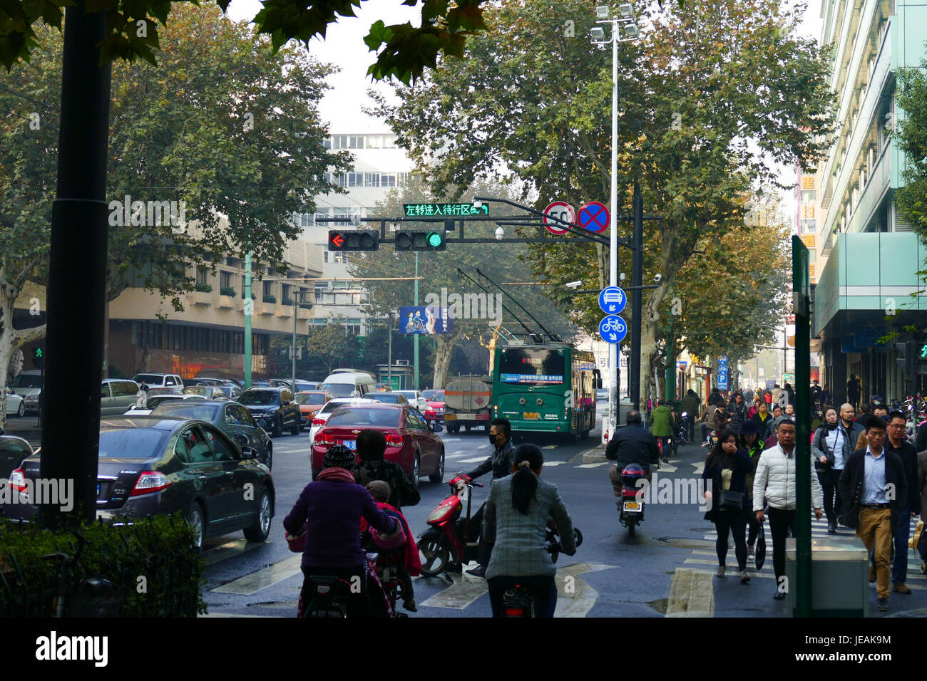 Cette image capture Pinghai Road à Hangzhou, en Chine, montrant une rue urbaine animée de la ville. La photographie met en valeur la vie urbaine dynamique et les infrastructures modernes de cette grande région métropolitaine chinoise. Banque D'Images