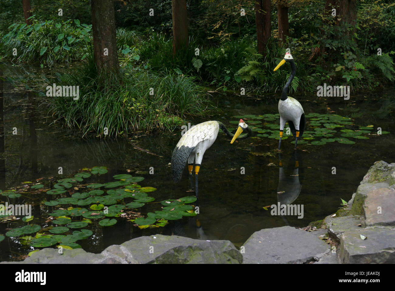 Une photographie prise le 21 novembre 2014, montrant une fausse sculpture de grue à Hupaomengquan à Hangzhou, Chine. La sculpture représente une grue en vol et fait partie des caractéristiques artistiques du site. Banque D'Images
