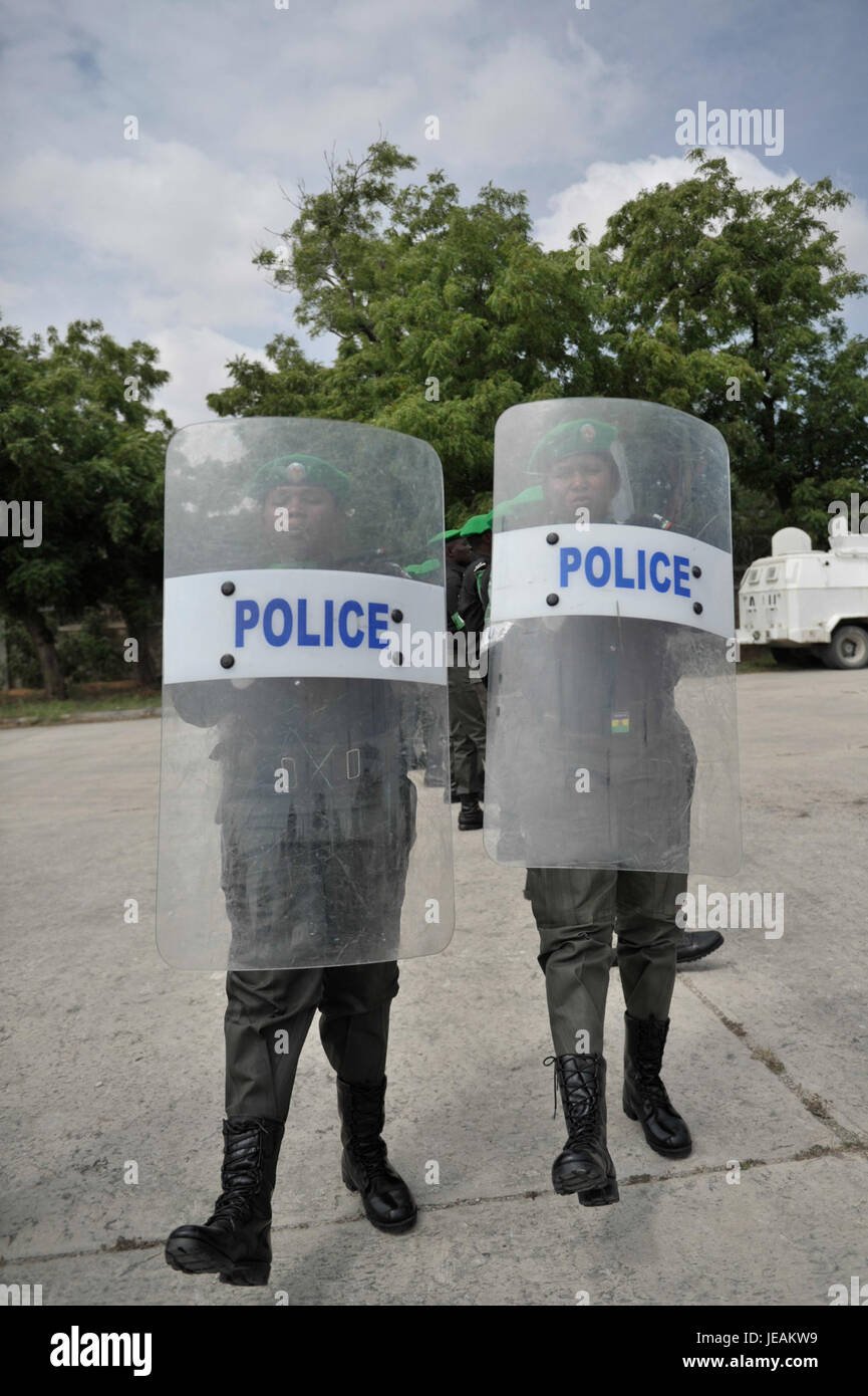 Cette image du 5 décembre 2014 montre la cérémonie de remise de la médaille de l’unité de police fédérale nigériane (FPU), honorant le personnel pour sa contribution aux efforts de maintien de la paix et de sécurité. Banque D'Images