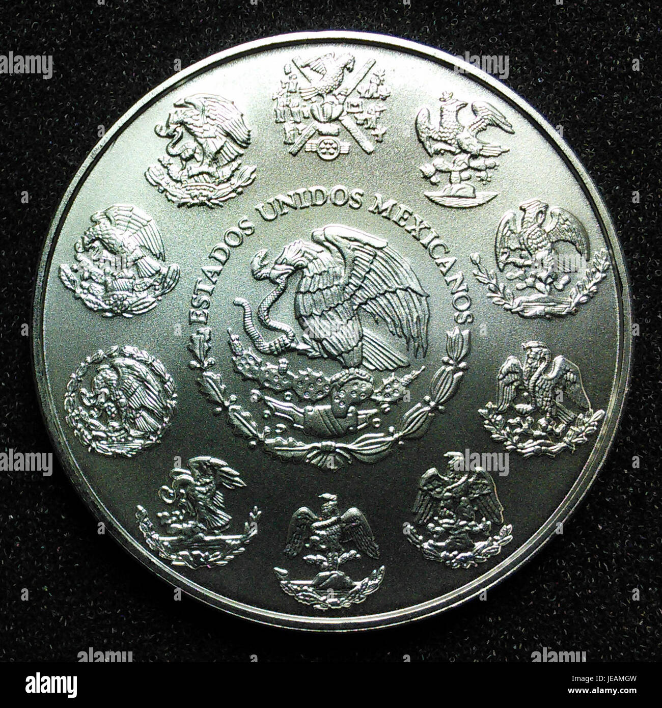 Le 2014 1 oz. Silver Libertad est une pièce de monnaie produite par la monnaie mexicaine. Le revers de la pièce présente un aigle en vol, symbole du Mexique, entouré d'une couronne de laurier. La pièce est reconnue pour sa grande pureté et sert d’investissement populaire et d’article de collection en raison de son design et de sa valeur. Banque D'Images