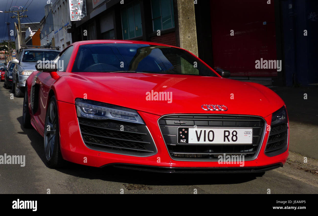 L’Audi R8 Quattro V10, représentée sur l’image, est une voiture de sport de luxe équipée d’un moteur V10 de 5,2 litres et d’une transmission intégrale Quattro. Il représente l'ingénierie et la conception avancées dans les véhicules de haute performance. Banque D'Images