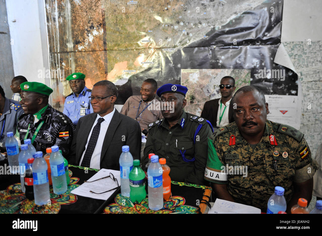L'image montre une unité de police constituée ougandaise (FPU) au cours d'une mission de maintien de la paix. Les FPU jouent un rôle vital dans le maintien de l'ordre public dans les zones de conflit et participent aux efforts internationaux de maintien de la paix. Banque D'Images